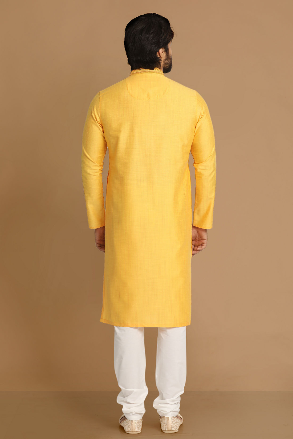 alt message - Manyavar Men Daffodil Yellow Solid Kurta Pajama image number 2